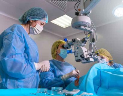 Equipo de cirujanos realiza trasplante de cornea